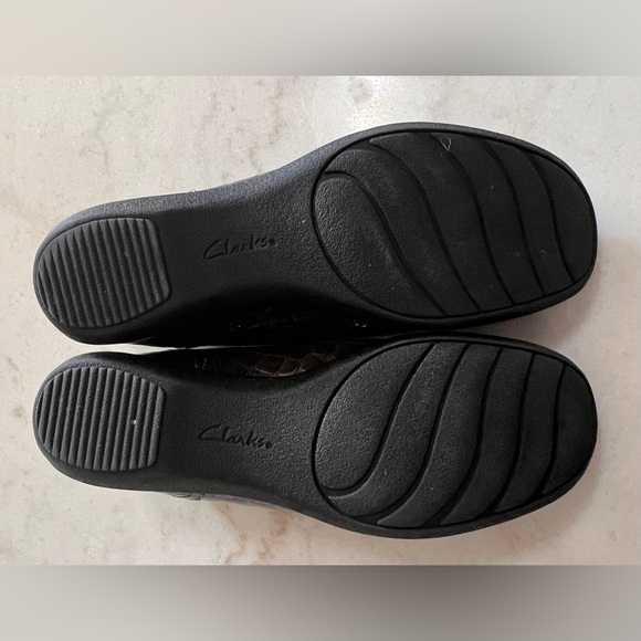 Clark’s Women’s Size 8 Croc Embossed Brown Patent Leather Comfort Loafers - Picture 4 of 6